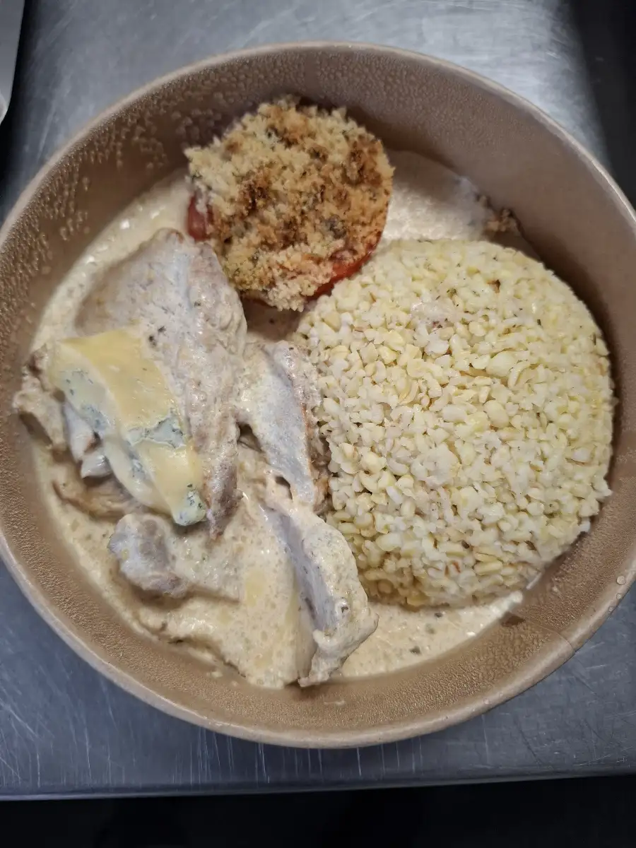 Porc à la fourme de Montbrison,  boulgour et tomate provençale